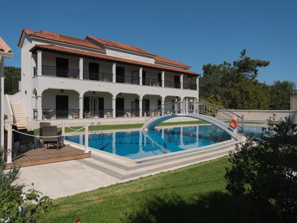 Property building, Day, Garden, Garden view, Pool view, Swimming pool, sunbed