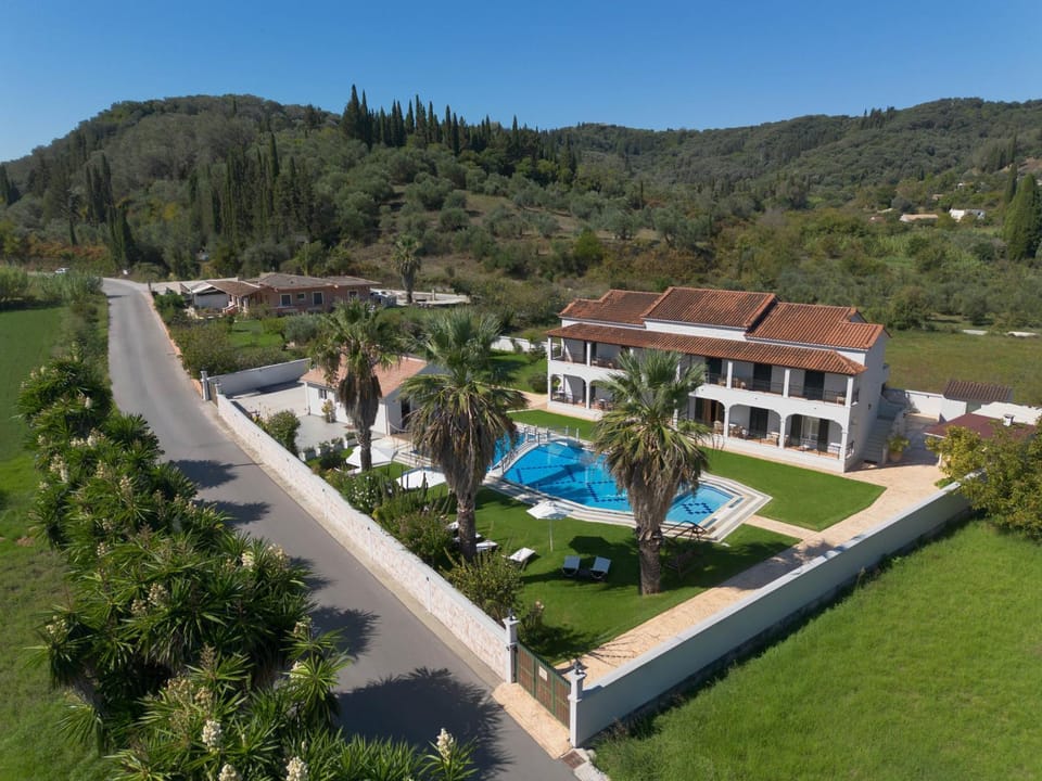 Property building, Day, Natural landscape, Bird's eye view, Garden, Garden view, Mountain view, Pool view, Swimming pool, sunbed