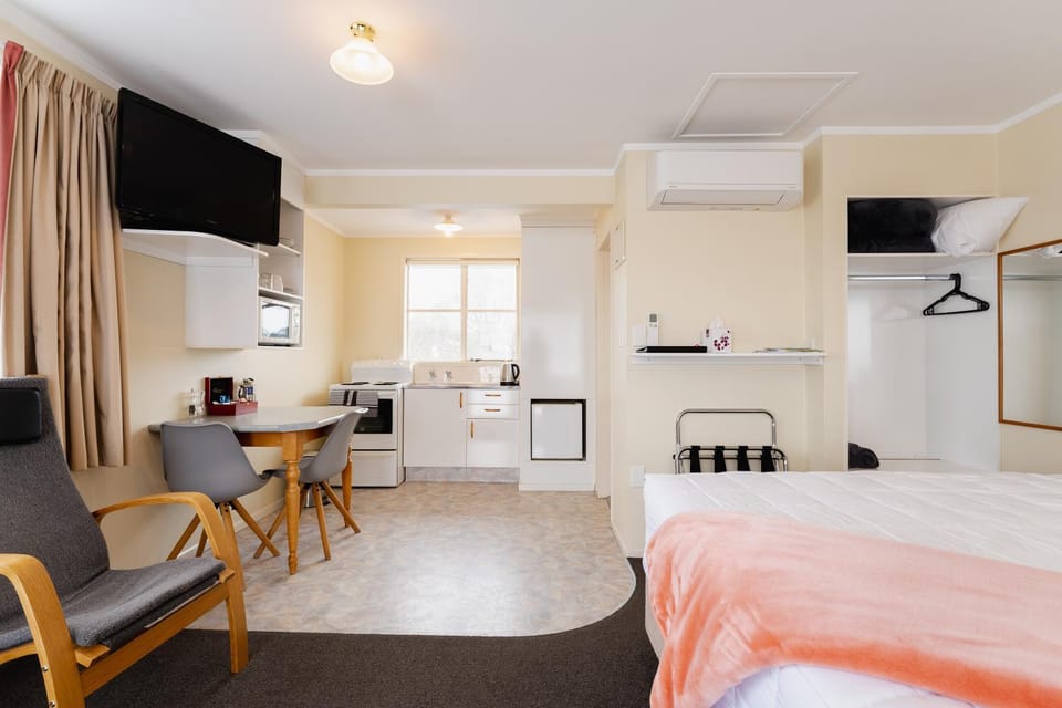 Kitchen or kitchenette, Seating area, Dining area, Bedroom