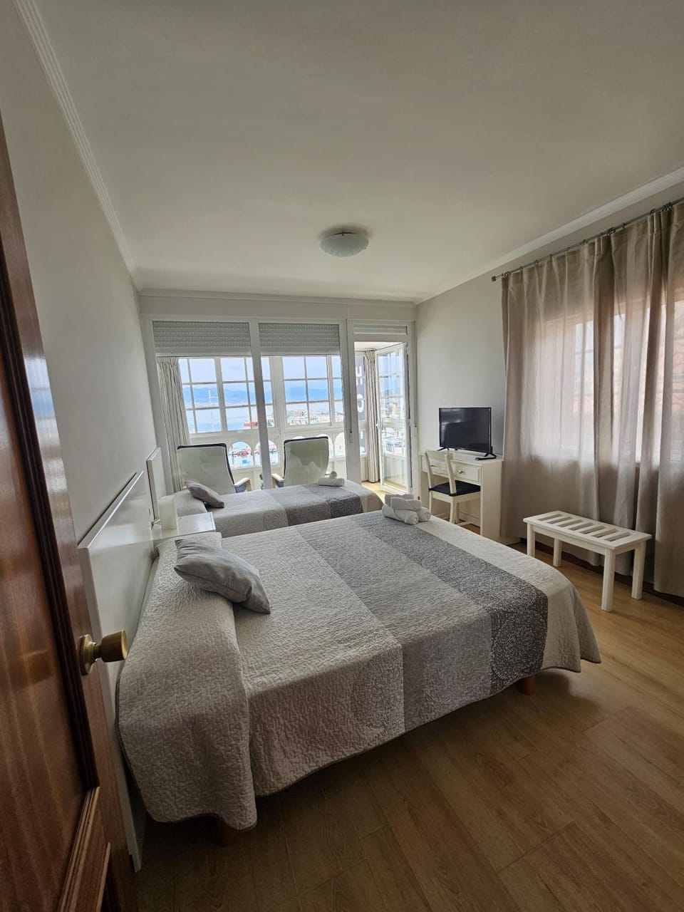 Bed, TV and multimedia, Photo of the whole room, Bedroom