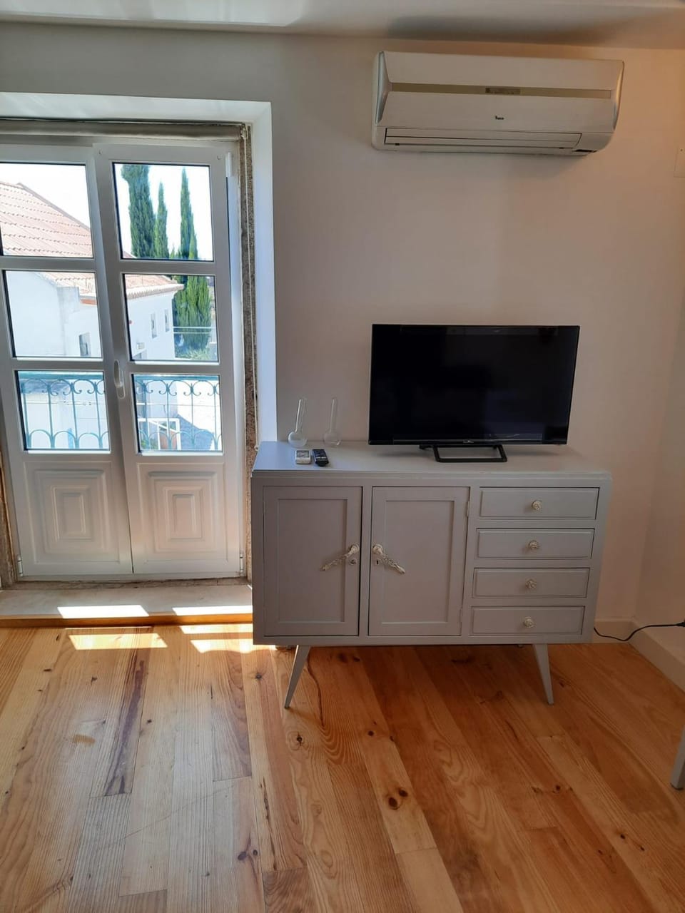 Living room, City view, Garden view