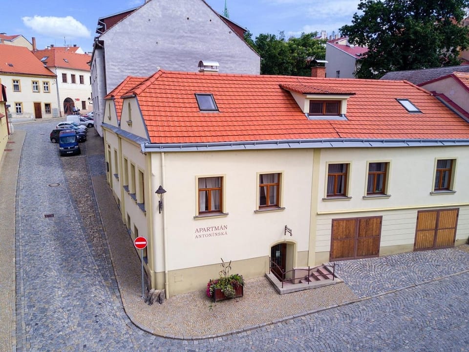 Facade/entrance, Bird's eye view