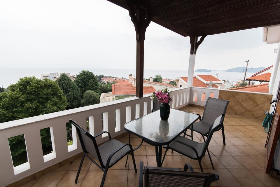 Garden view, Landmark view, Mountain view, Sea view