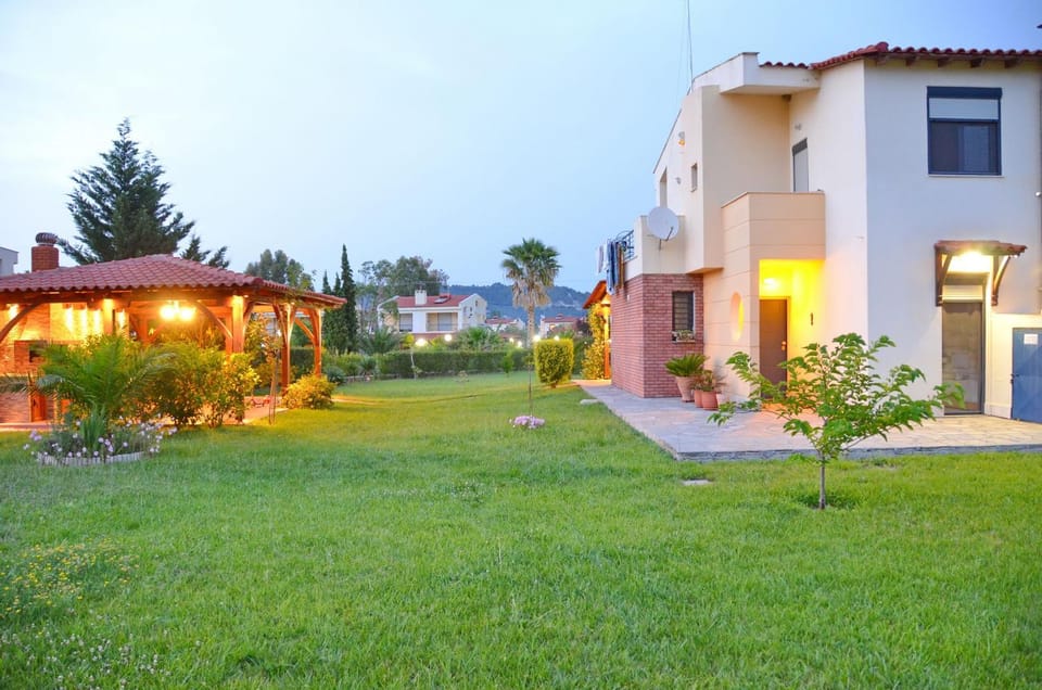 Property building, Facade/entrance, Garden