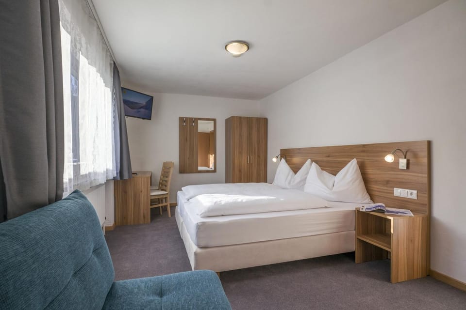 Bed, Photo of the whole room, Seating area, Bedroom, wardrobe