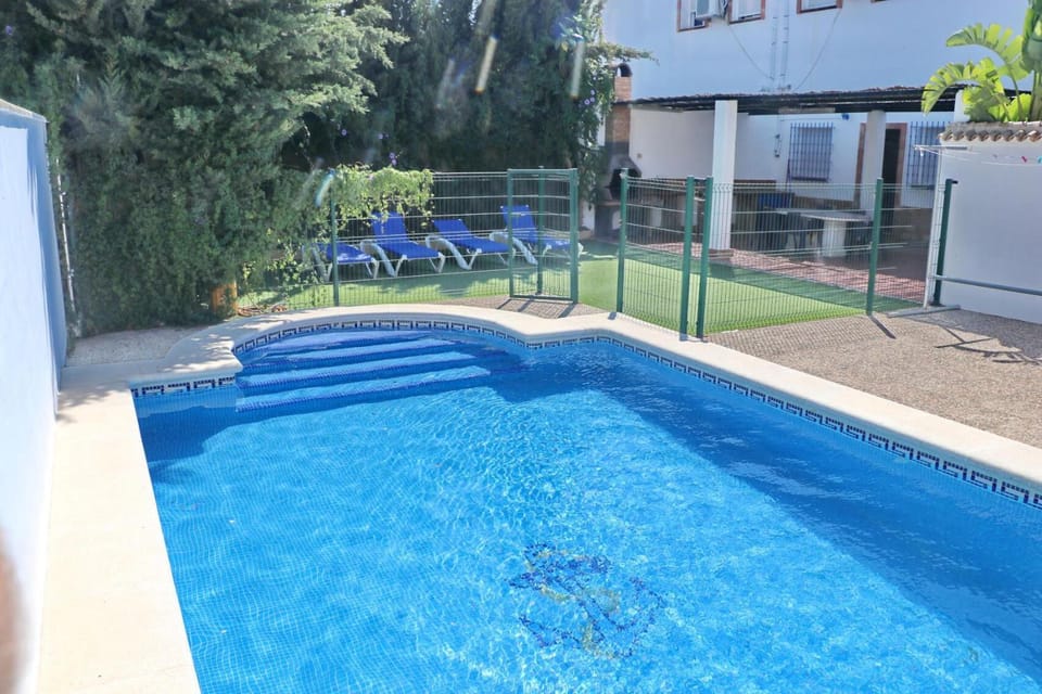 Property building, Garden, Swimming pool, sunbed