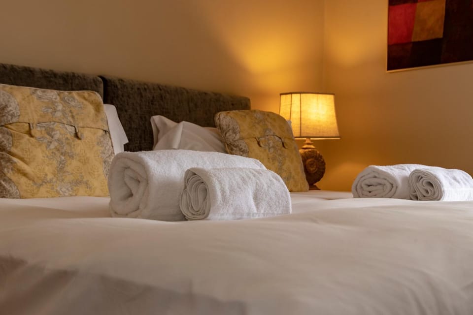 Bed, Photo of the whole room, Bedroom, towels