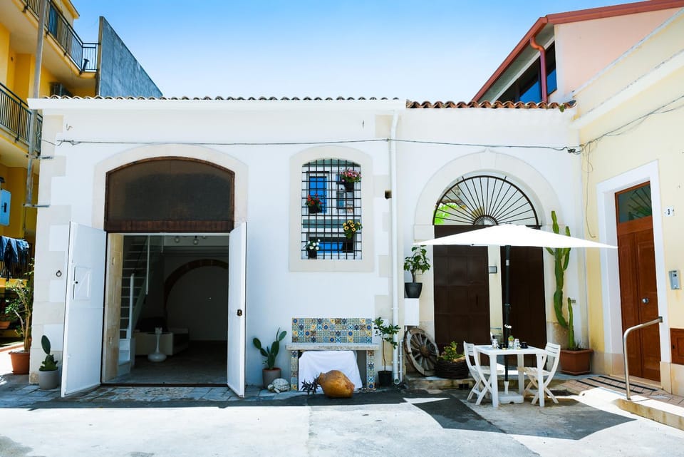 Facade/entrance, Breakfast