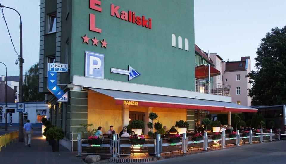 Restaurant/places to eat, Balcony/Terrace