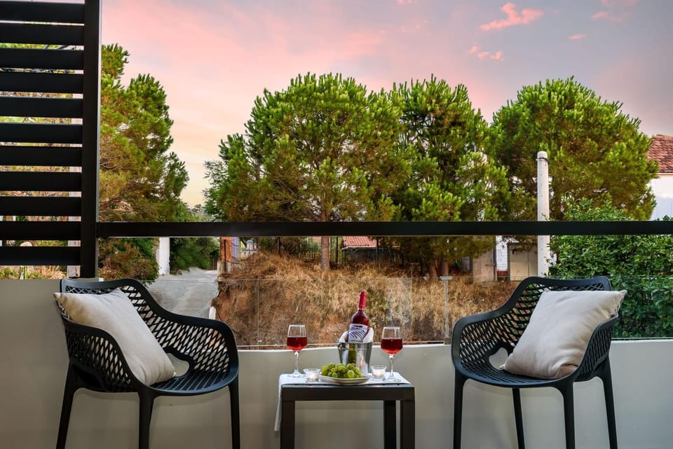 Patio, Day, Garden, View (from property/room), Balcony/Terrace, Dining area, Garden view, Quiet street view