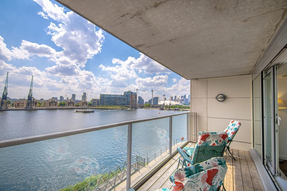 Property building, Patio, Nearby landmark, Day, Natural landscape, View (from property/room), Balcony/Terrace, Balcony/Terrace, Living room, Seating area, Lake view, Landmark view, River view, Location