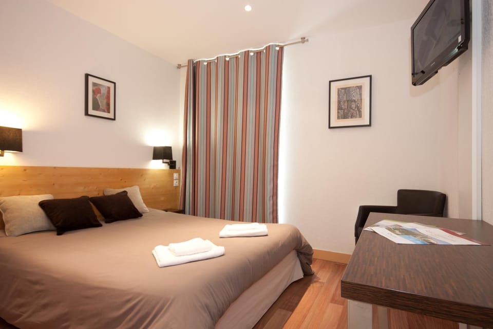 Bed, TV and multimedia, Photo of the whole room, Bedroom, internet