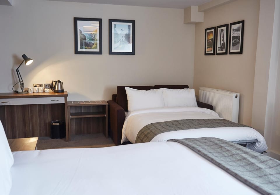 Bed, Bedroom, hair dresser