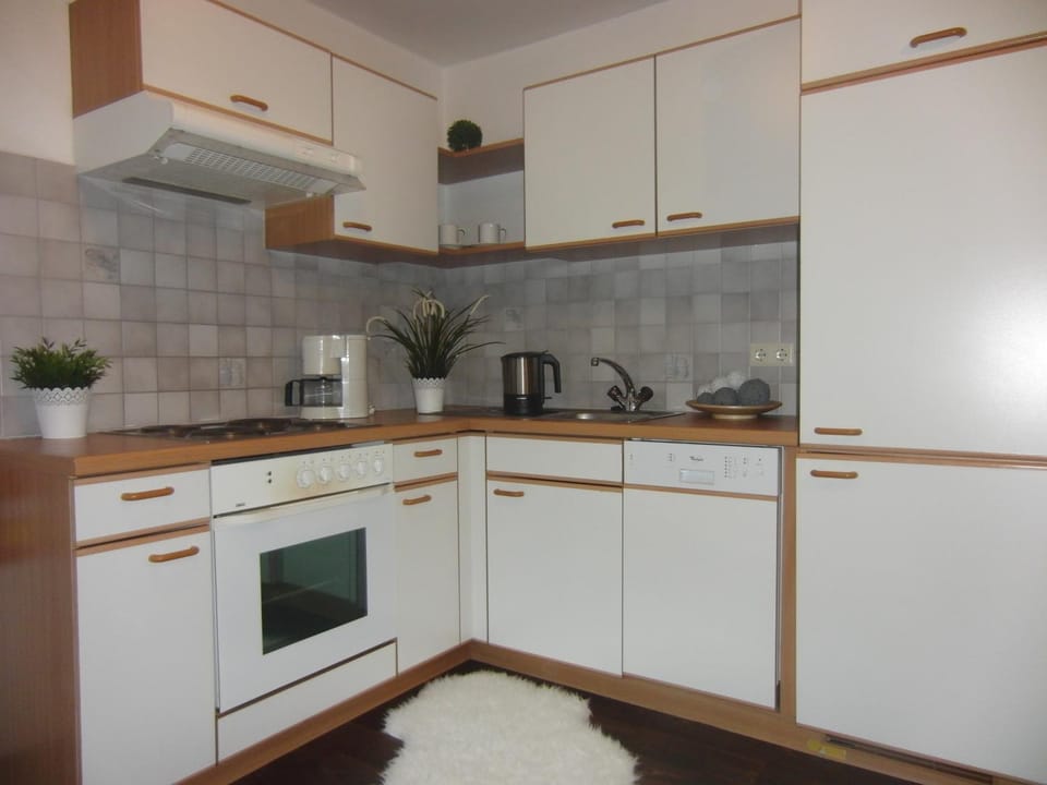 Coffee/tea facilities, Kitchen or kitchenette, dishwasher, stove, toaster