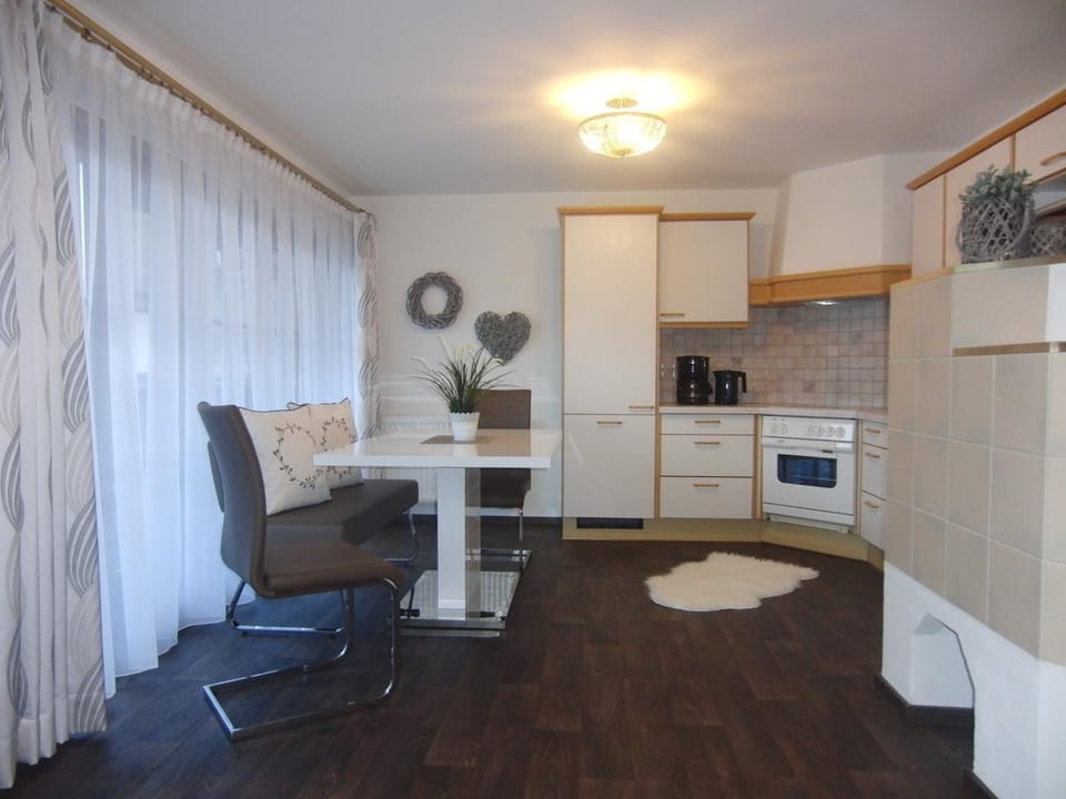 Kitchen or kitchenette, Living room, Seating area, Dining area, stove, toaster