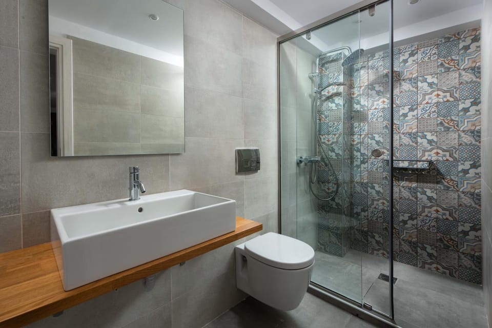 Shower, Toilet