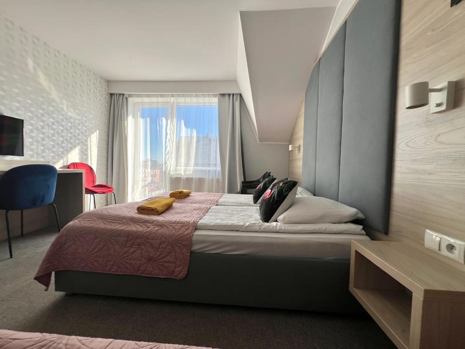 Communal lounge/ TV room, Bed, TV and multimedia, Living room, Photo of the whole room, Seating area, Evening entertainment, Bedroom, towels