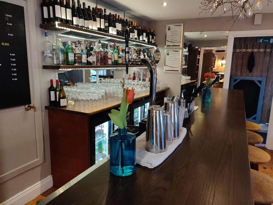 Lounge or bar, Food and drinks, Drinks, Alcoholic drinks