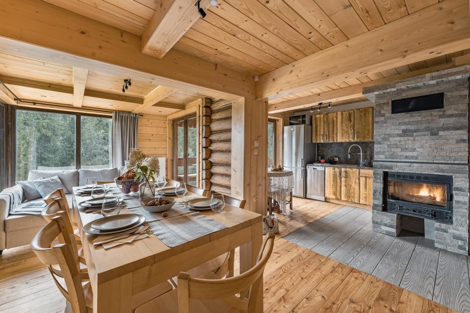 View (from property/room), Kitchen or kitchenette, Living room, Decorative detail, Seating area, Dining area, Mountain view, Area and facilities, flat iron