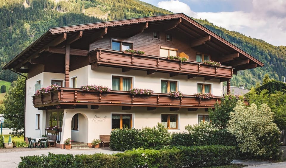 Haus Kristall Bed and Breakfast in Uderns