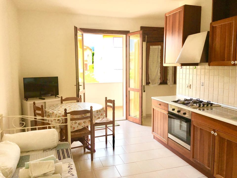 TV and multimedia, Coffee/tea facilities, Balcony/Terrace, Kitchen or kitchenette, Living room, Photo of the whole room, Seating area, Dining area, Area and facilities, Quiet street view