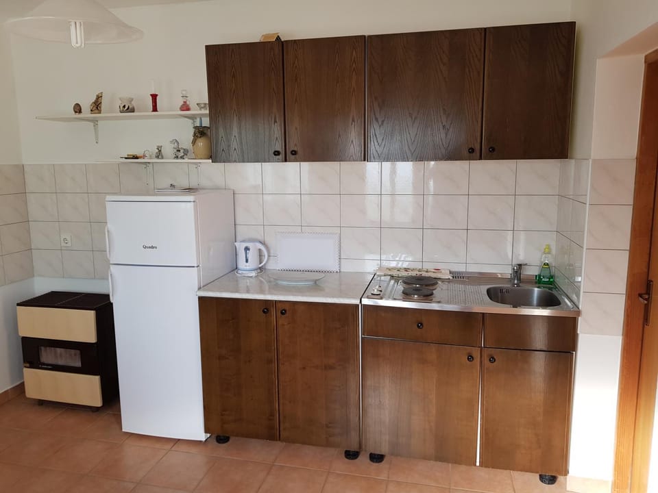 Kitchen or kitchenette, Communal kitchen, stove