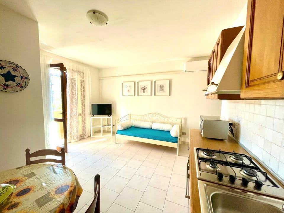 Kitchen or kitchenette, Living room, Seating area, Dining area, minibar, pet friendly, stove