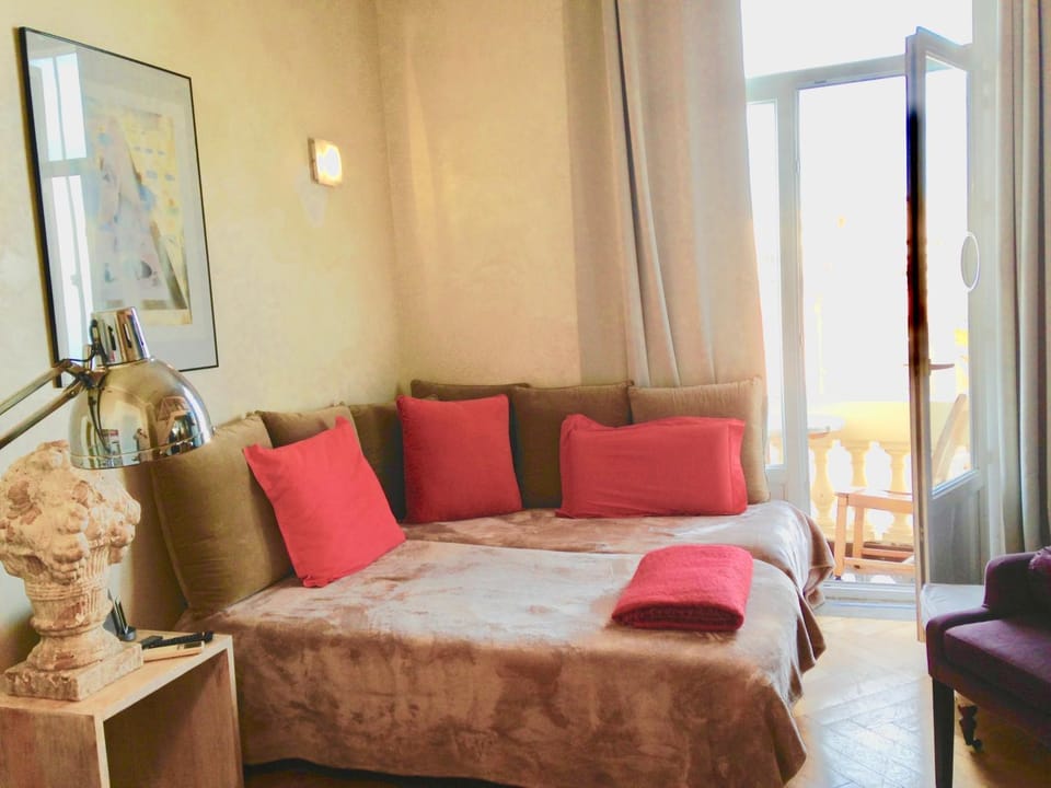 Bed, People, TV and multimedia, Balcony/Terrace, Balcony/Terrace, Living room, Other, Photo of the whole room, Decorative detail, Pets, City view, City view, Sea view, Sea view, Street view, Family, Family