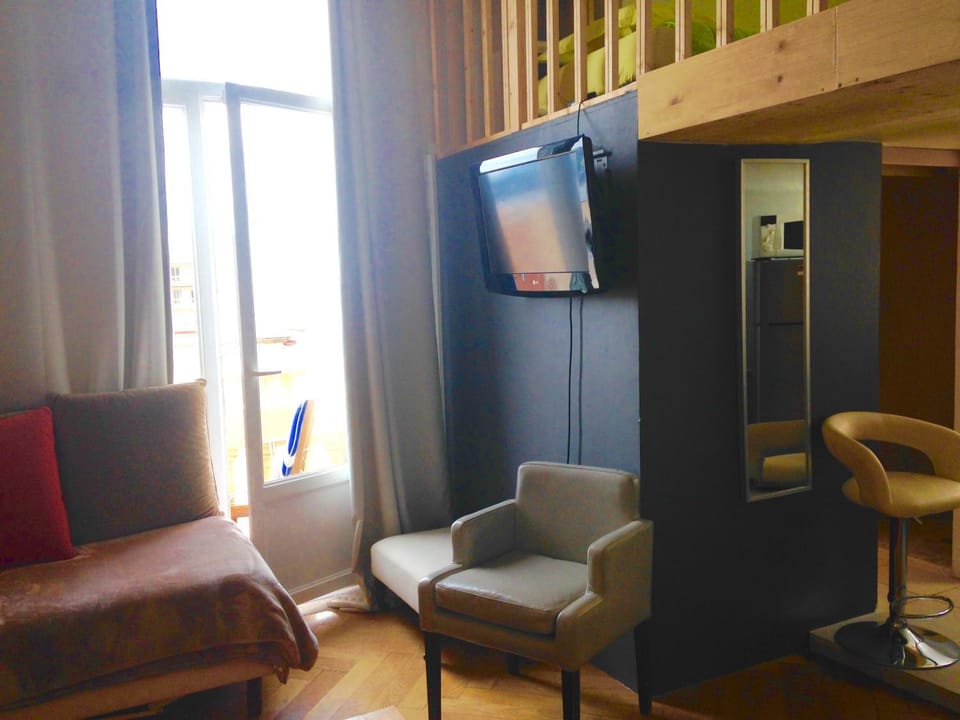 Shower, Toilet, Staff, Bed, People, TV and multimedia, Coffee/tea facilities, Balcony/Terrace, Kitchen or kitchenette, Dining area, Animals, City view, Sea view, Street view, Family