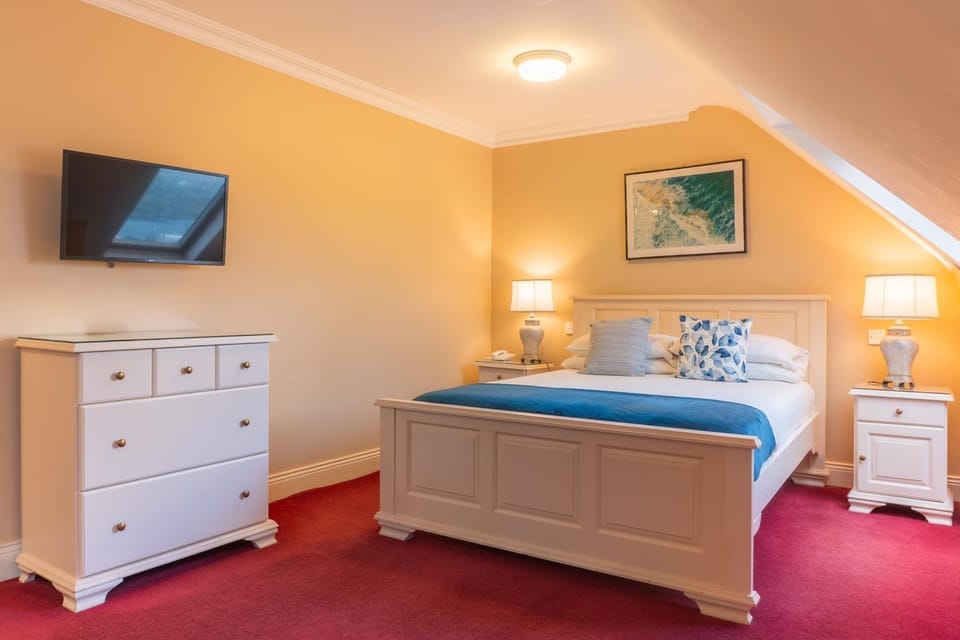 Bed, TV and multimedia, Photo of the whole room, Bedroom