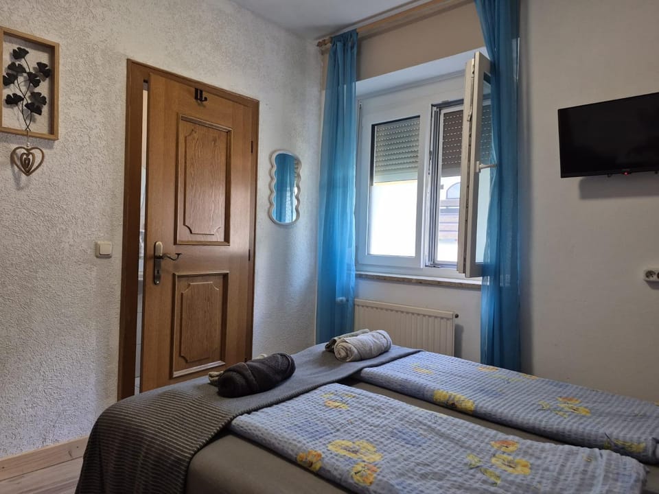 Bed, TV and multimedia, Bedroom
