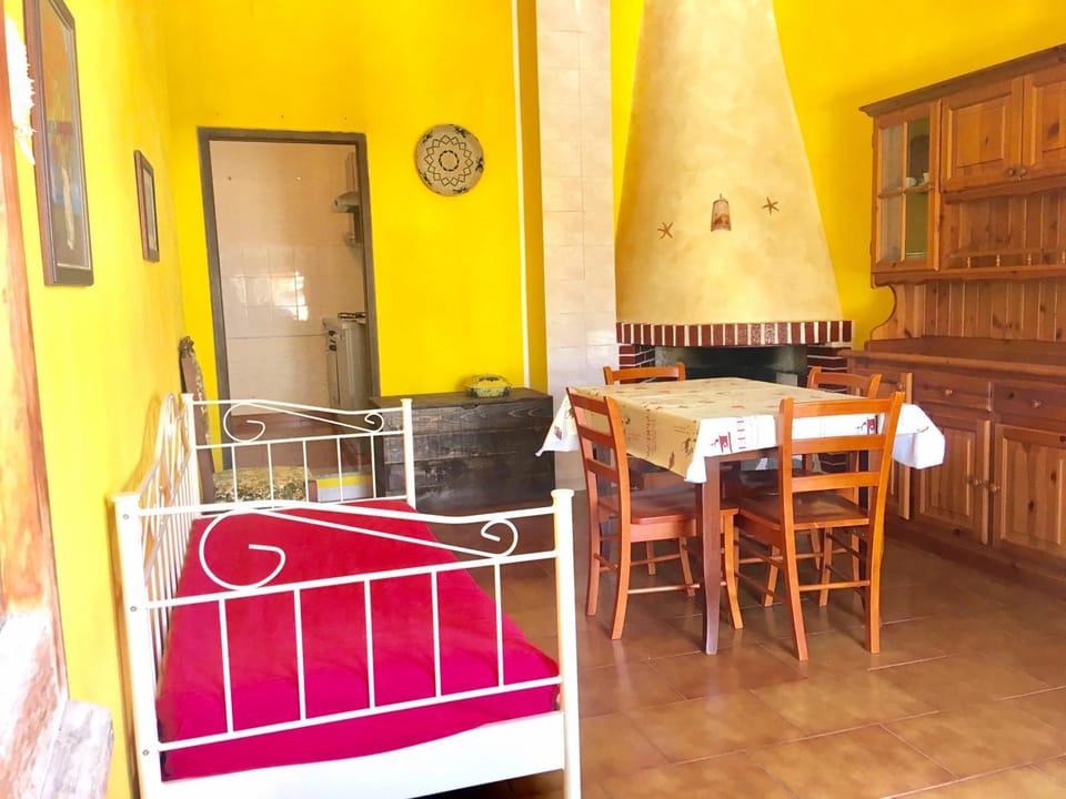 TV and multimedia, Coffee/tea facilities, Living room, Seating area, Dining area, Street view, Area and facilities, Quiet street view