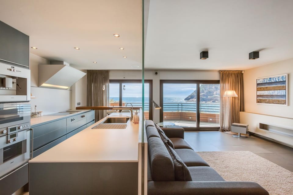 Communal lounge/ TV room, Day, Summer, Fishing, Balcony/Terrace, Living room, Decorative detail, Beach, Diving, On site, Sea view