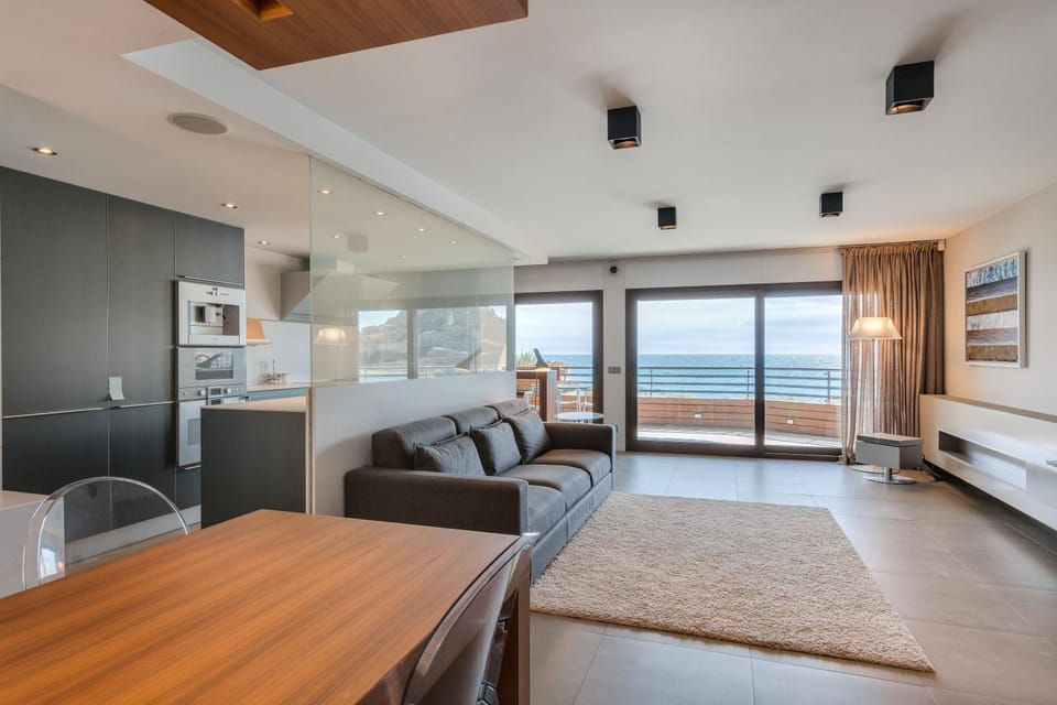 Communal lounge/ TV room, TV and multimedia, Coffee/tea facilities, Balcony/Terrace, Living room, Seating area, Dining area, Beach