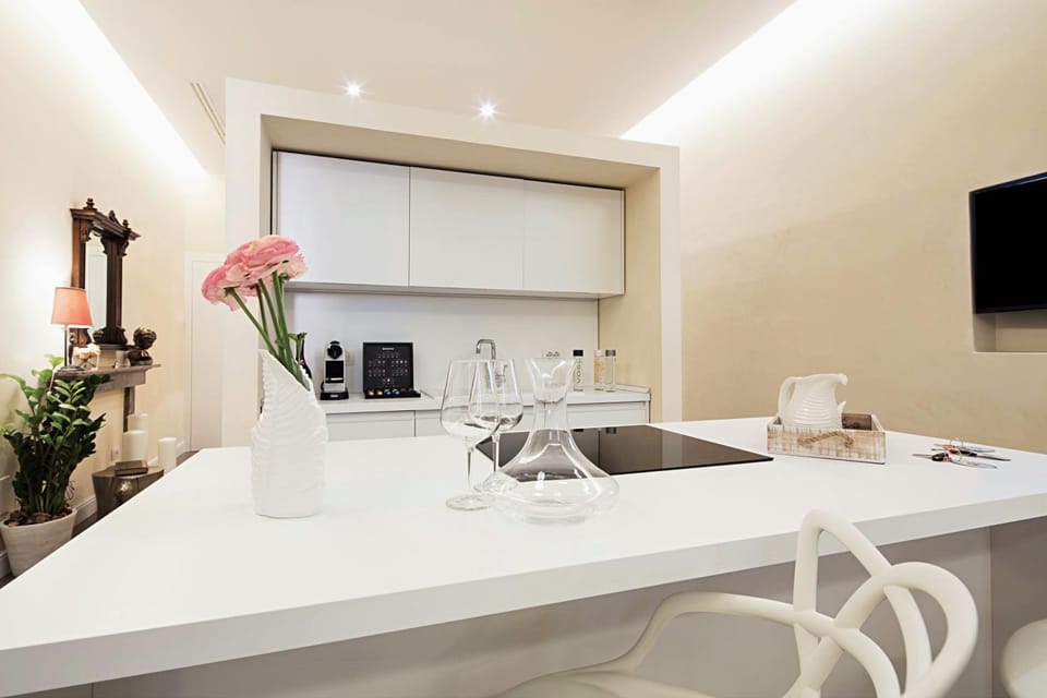 Kitchen or kitchenette, Dining area