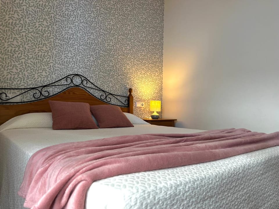 Photo of the whole room, Mountain view