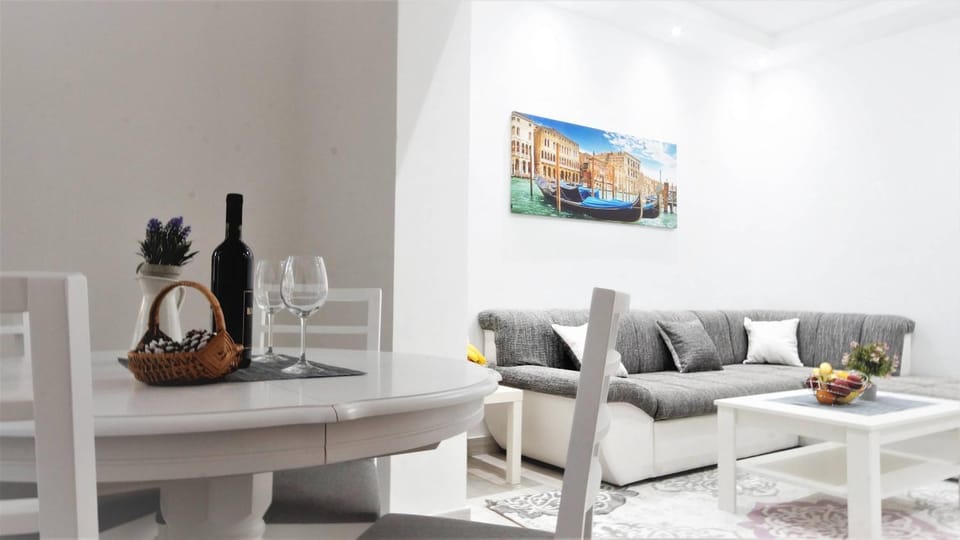 Living room, Seating area, Dining area, Drinks