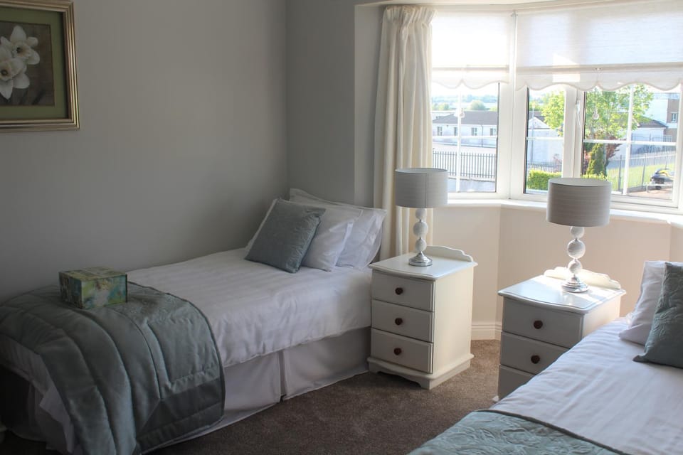 5 mins walk to Carrick - Sleeps 12 - Off road parking - Modern house House in Leitrim, Co. Leitrim, Ireland