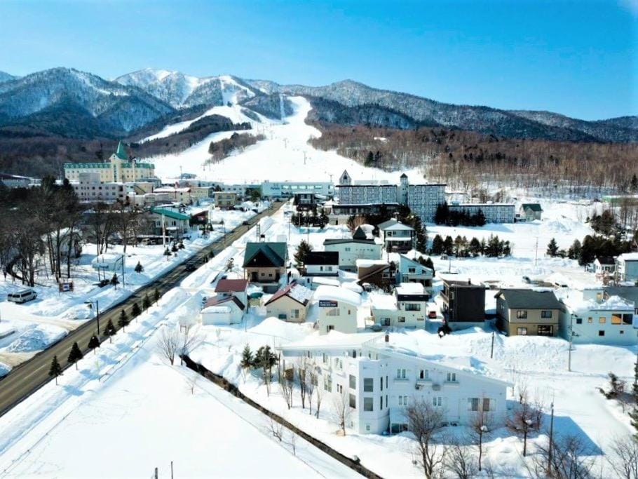 Property building, Nearby landmark, Day, Bird's eye view, Winter, Mountain view