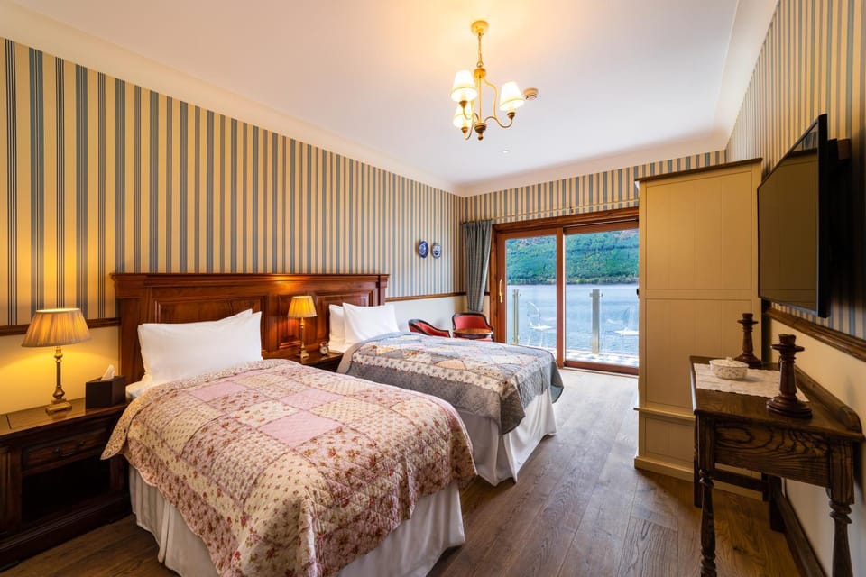 Bed, TV and multimedia, View (from property/room), Balcony/Terrace, Photo of the whole room, Bedroom, Lake view