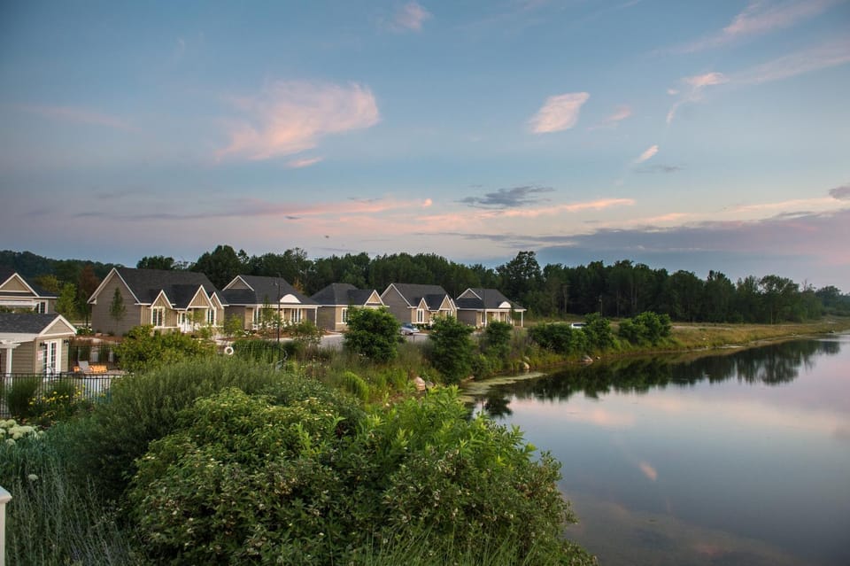 Property building, Natural landscape, Decorative detail, On site, Lake view