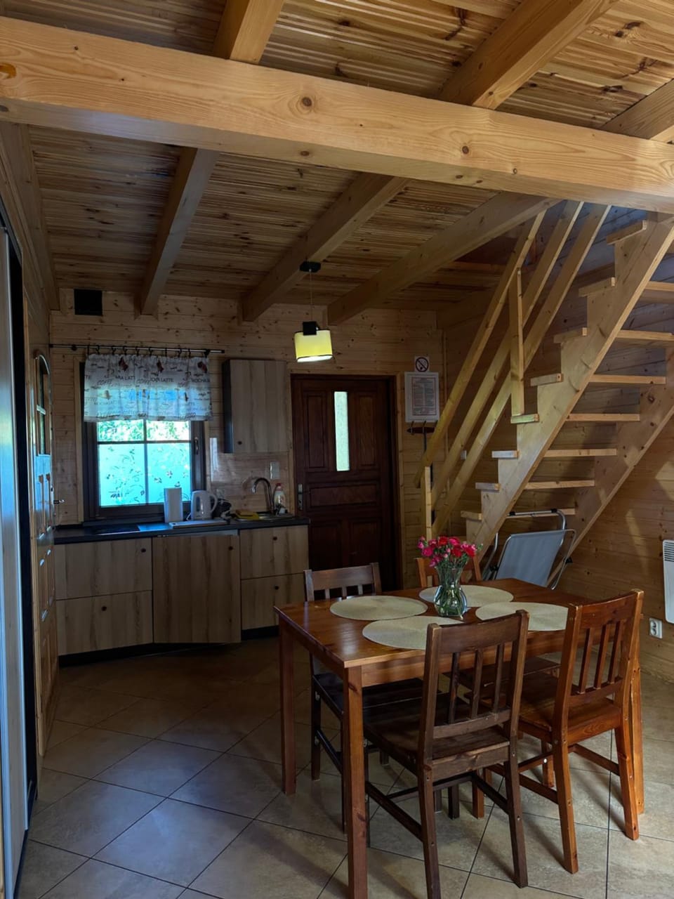 Kitchen or kitchenette, Living room, Seating area, Dining area