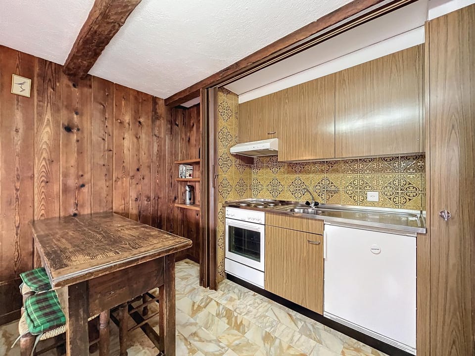 Kitchen or kitchenette, Dining area