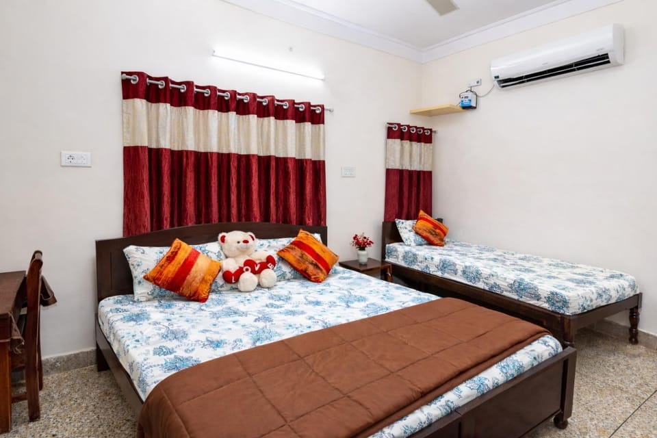 Bed, Photo of the whole room, Bedroom, air conditioner