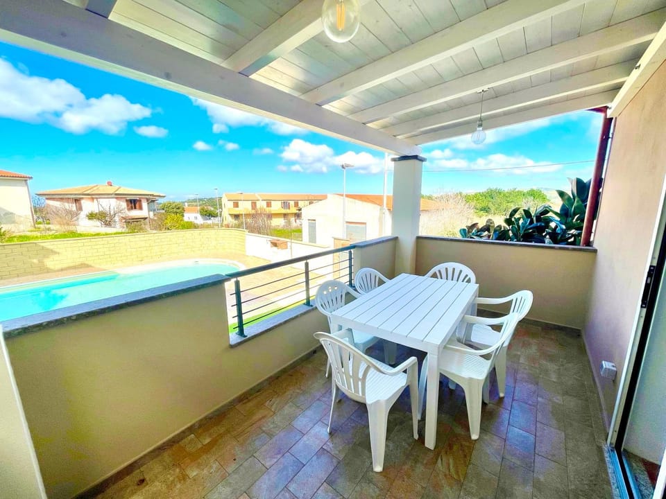 Day, View (from property/room), Balcony/Terrace, Dining area, Pool view