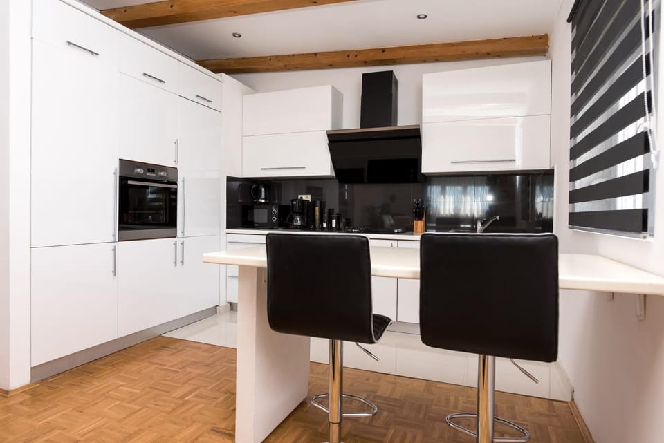 Kitchen or kitchenette, Dining area, Communal kitchen