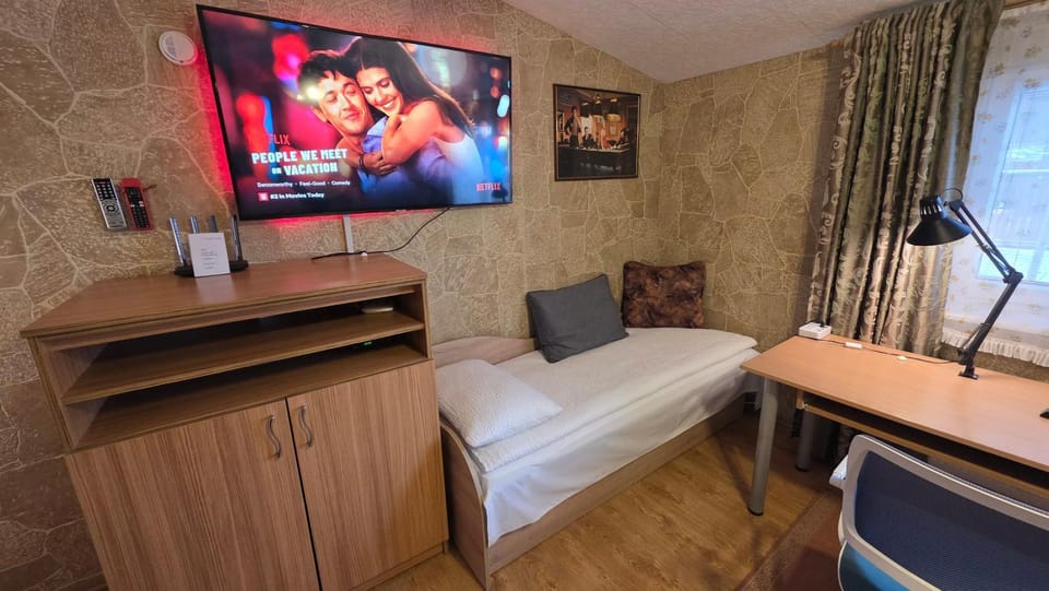 Bed, TV and multimedia, Photo of the whole room, Evening entertainment, Bedroom