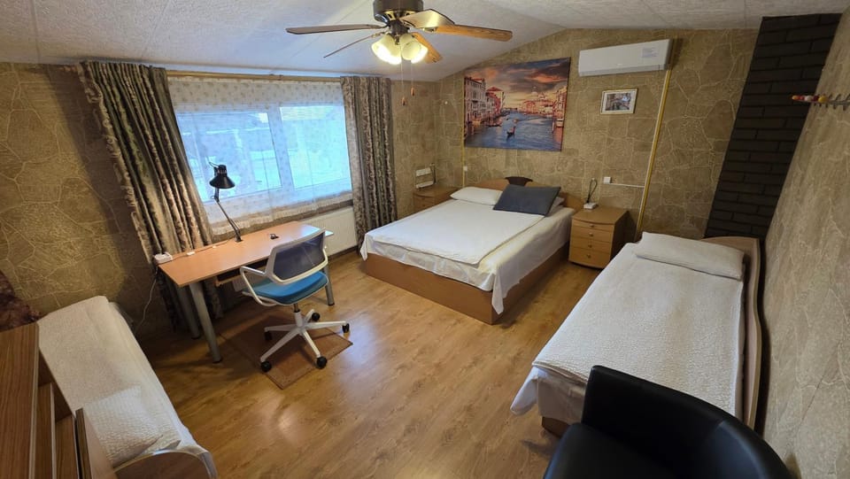 Bed, TV and multimedia, Photo of the whole room, Seating area, Bedroom, air conditioner