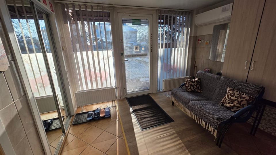 Seating area, kitchen