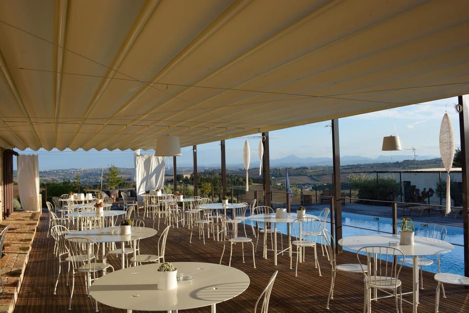 Patio, Restaurant/places to eat, Day, Food and drinks, Garden view, Pool view